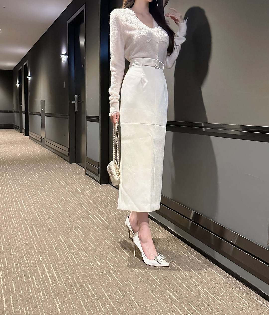 Photo by 라첼 💎 𝐋𝐀𝐂𝐇𝐄𝐋 수입의류 강남옷가게 on October 23, 2025. May be an image of skirt, slingback shoes and text.