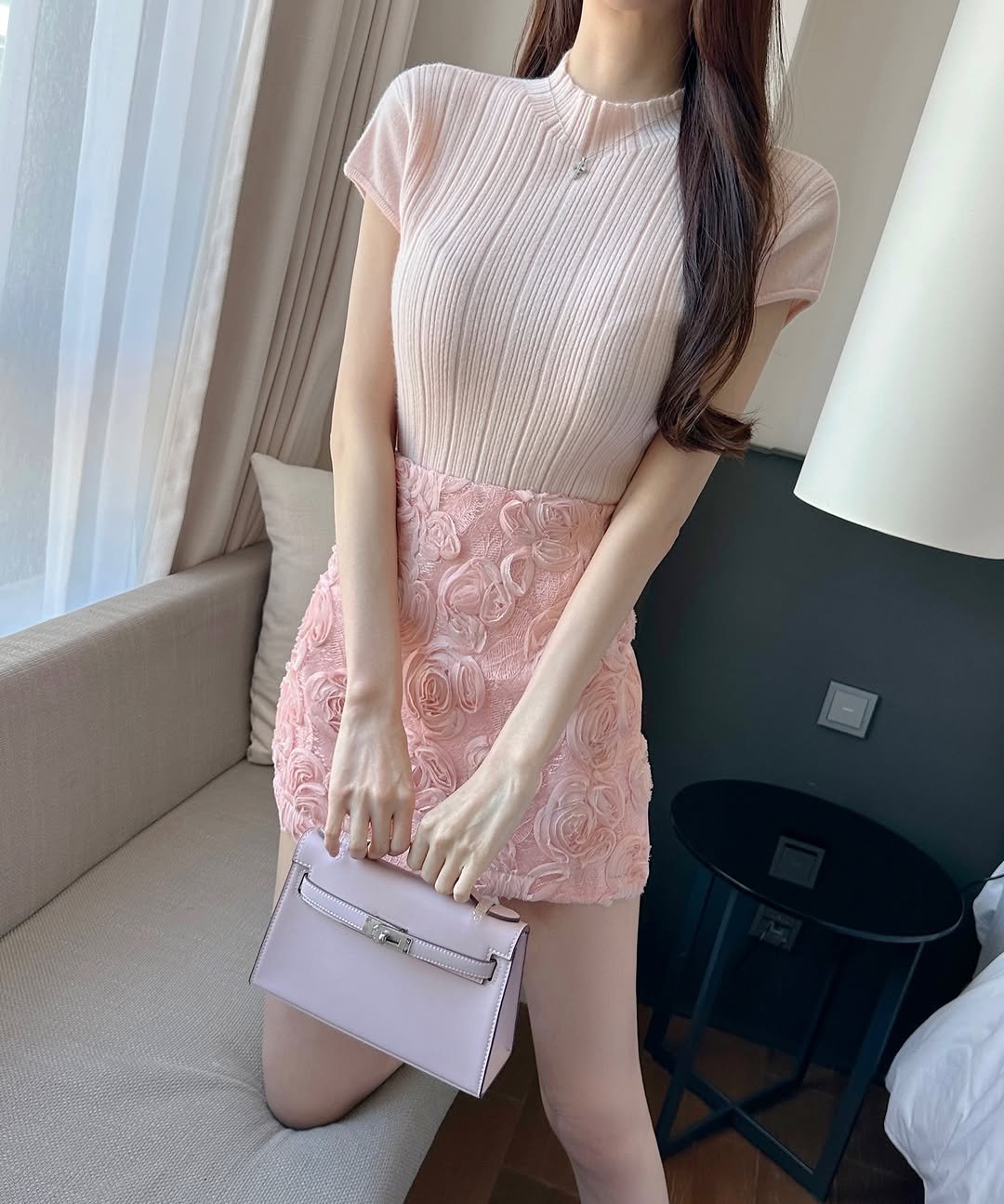 Photo by 라첼 💎 𝐋𝐀𝐂𝐇𝐄𝐋 수입의류 강남옷가게 on February 20, 2026. May be an image of purse, skirt, top, dress, miniskirt, mannequin and text that says 'I'.