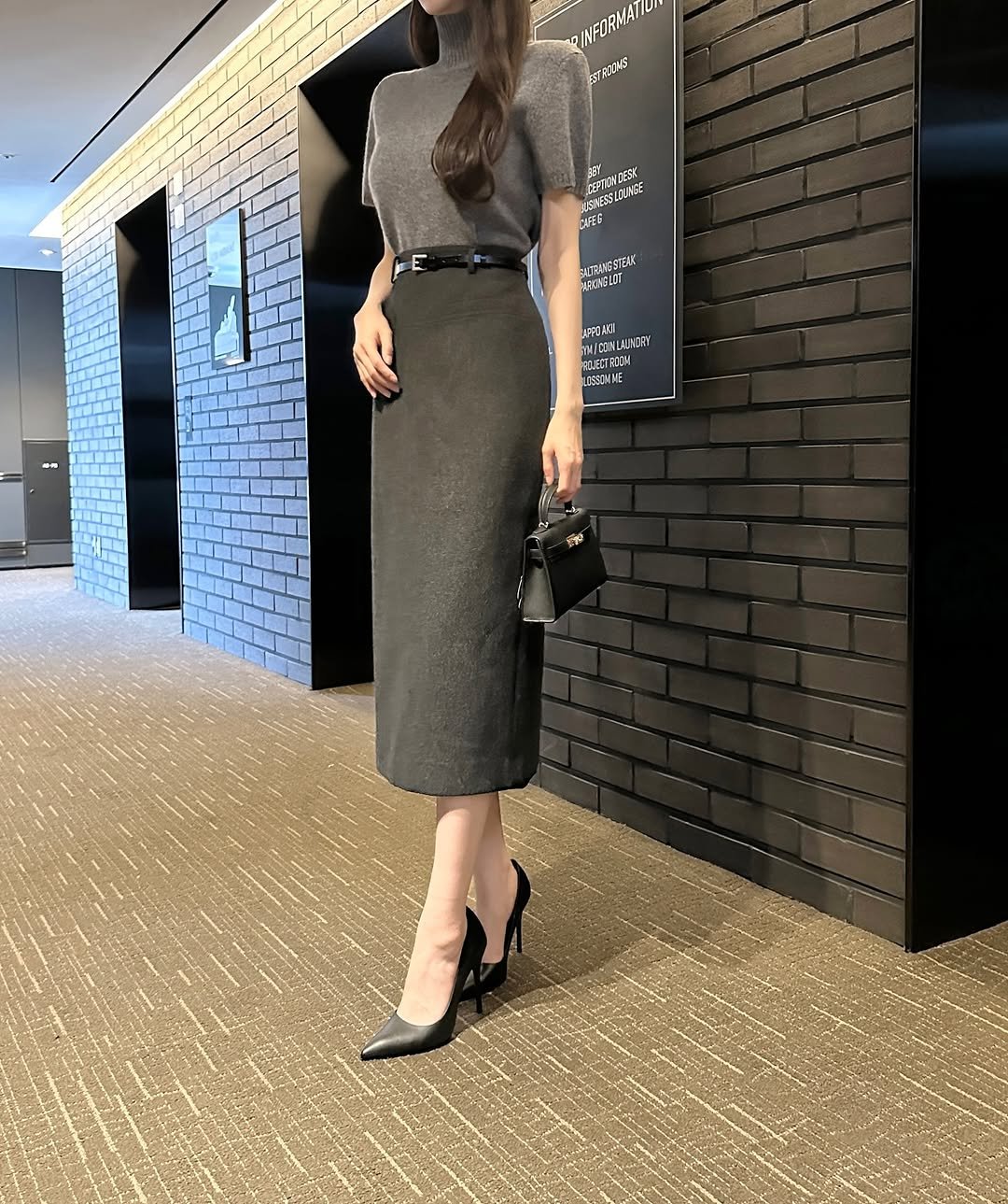Photo by 라첼 💎 𝐋𝐀𝐂𝐇𝐄𝐋 수입의류 강남옷가게 on October 26, 2025. May be an image of skirt, suit, slingback shoes and text.