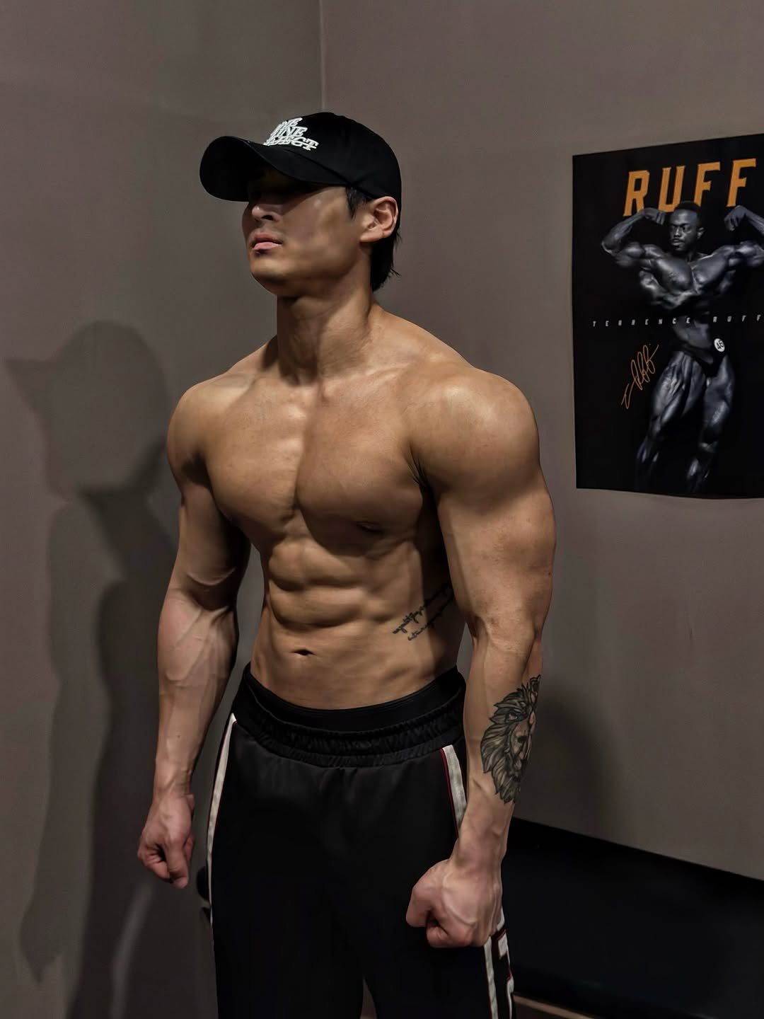 laika_fit 게시물 이미지: 올해는 실전 압축 근육 도전.

볼캡 @oneline__project 
태닝...