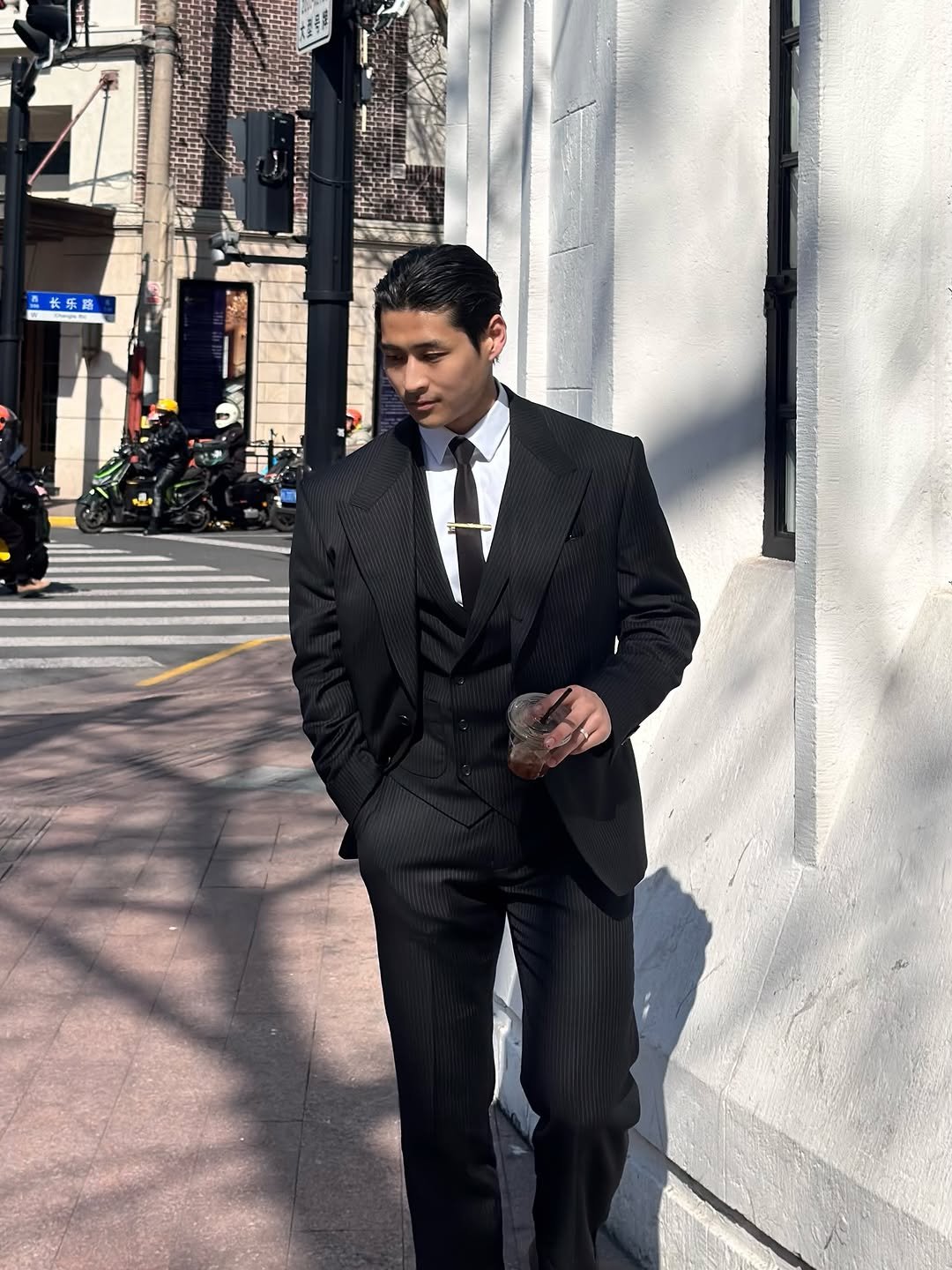 laika_fit 게시물 이미지: 올백머리 검정수트 커피.

Custom suit by @themanly_suit...