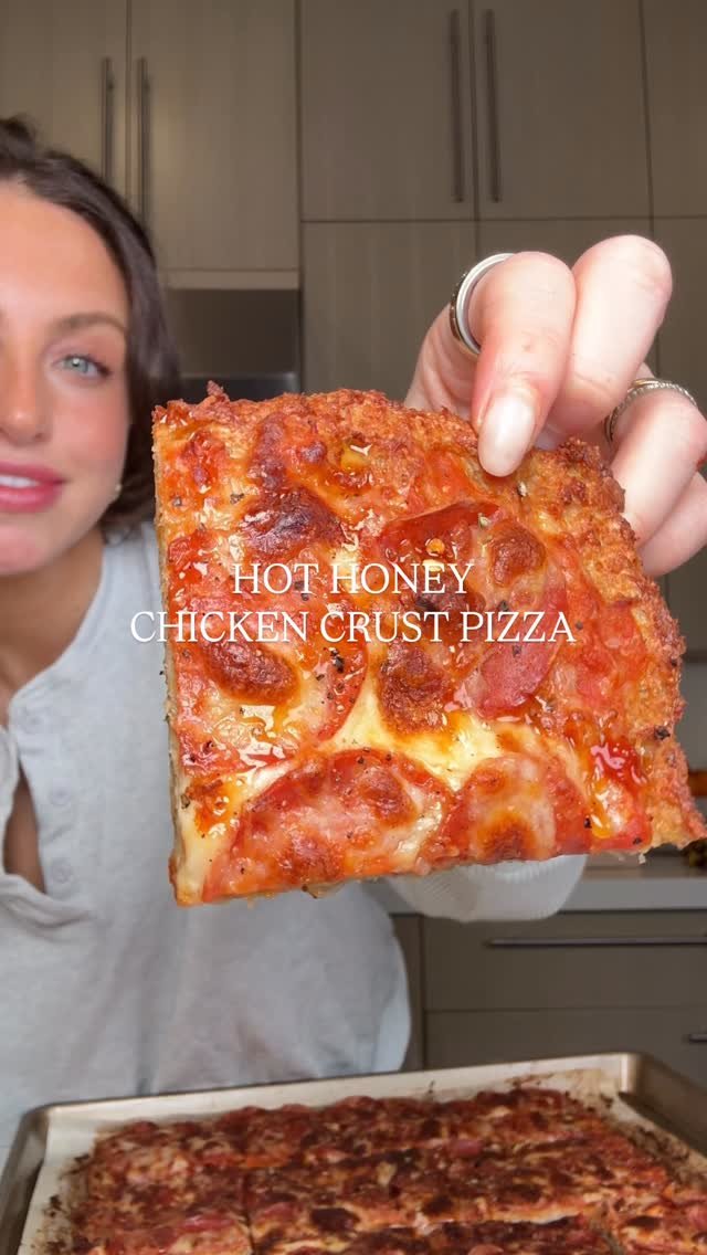 lainiecooks_ 게시물 이미지: HOT HONEY CHICKEN CRUST PIZZA 🍕 ✨ 280g of...