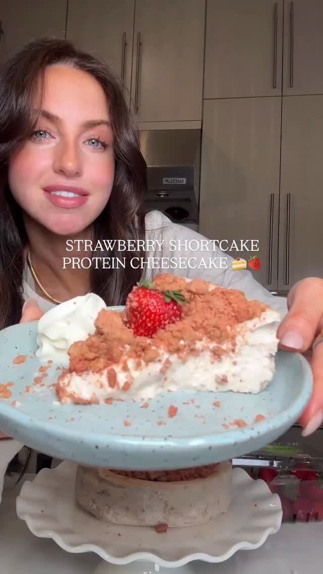 lainiecooks_ 게시물 이미지: Protein Strawberry Shortcake Cheesecake 🍓🍰

My...