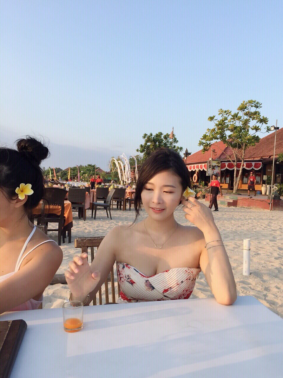 lajee.lingerie 게시물 이미지: 2015 (20) vs. 2025 (30)

Same person, same...