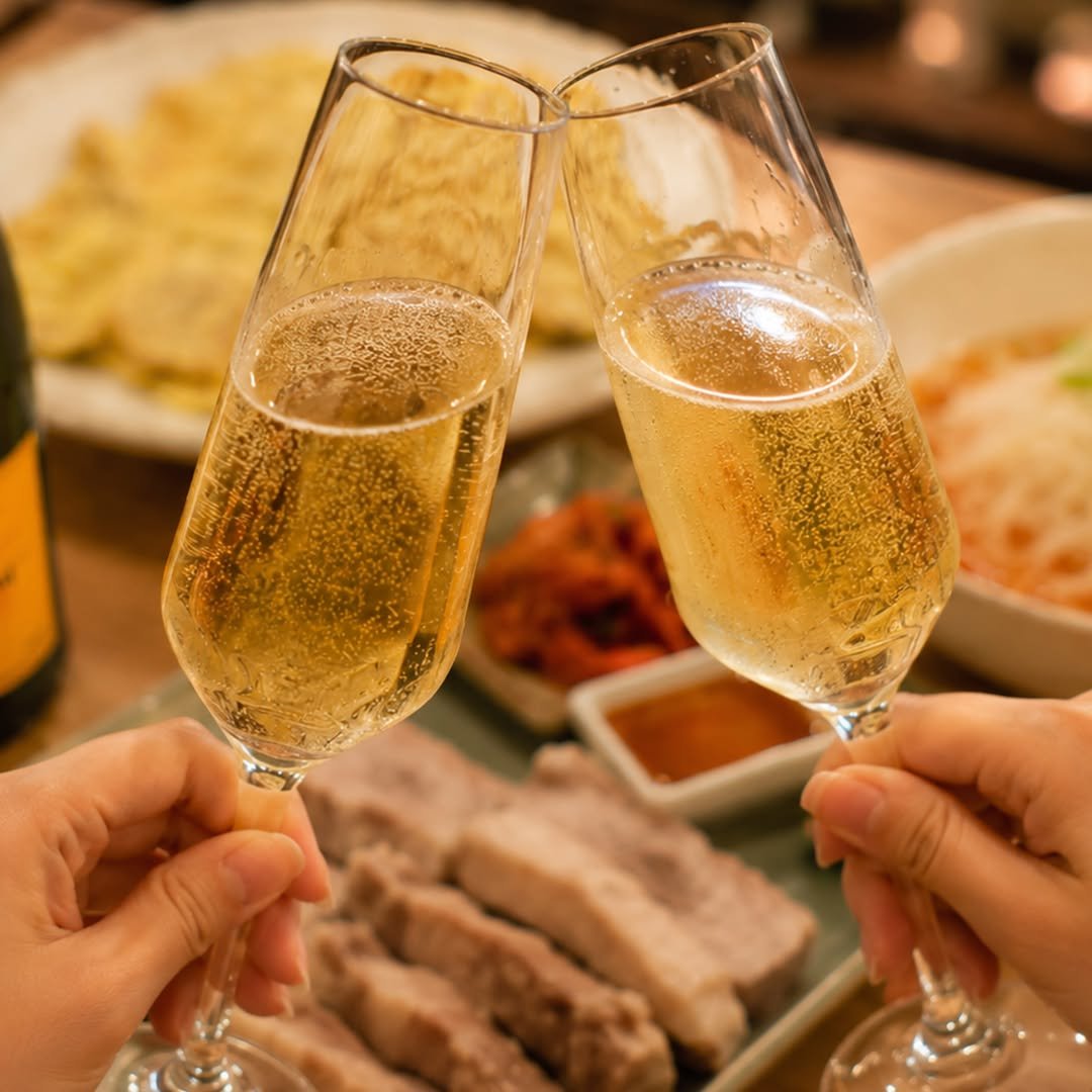 lakheeoak 게시물 이미지: -
7월의 락희옥에서 추천하는 샴페인,
뵈브 클리코 브뤼 옐로우 라벨 🥂

차갑게...