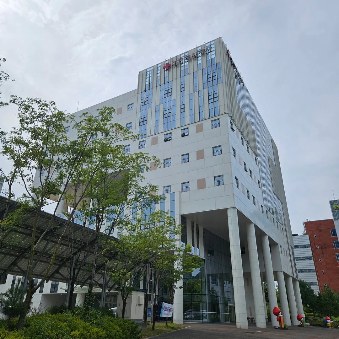 Photo by 라라쌤 on September 28, 2025. May be an image of 2 people, hospital, tower, buildings and text.
