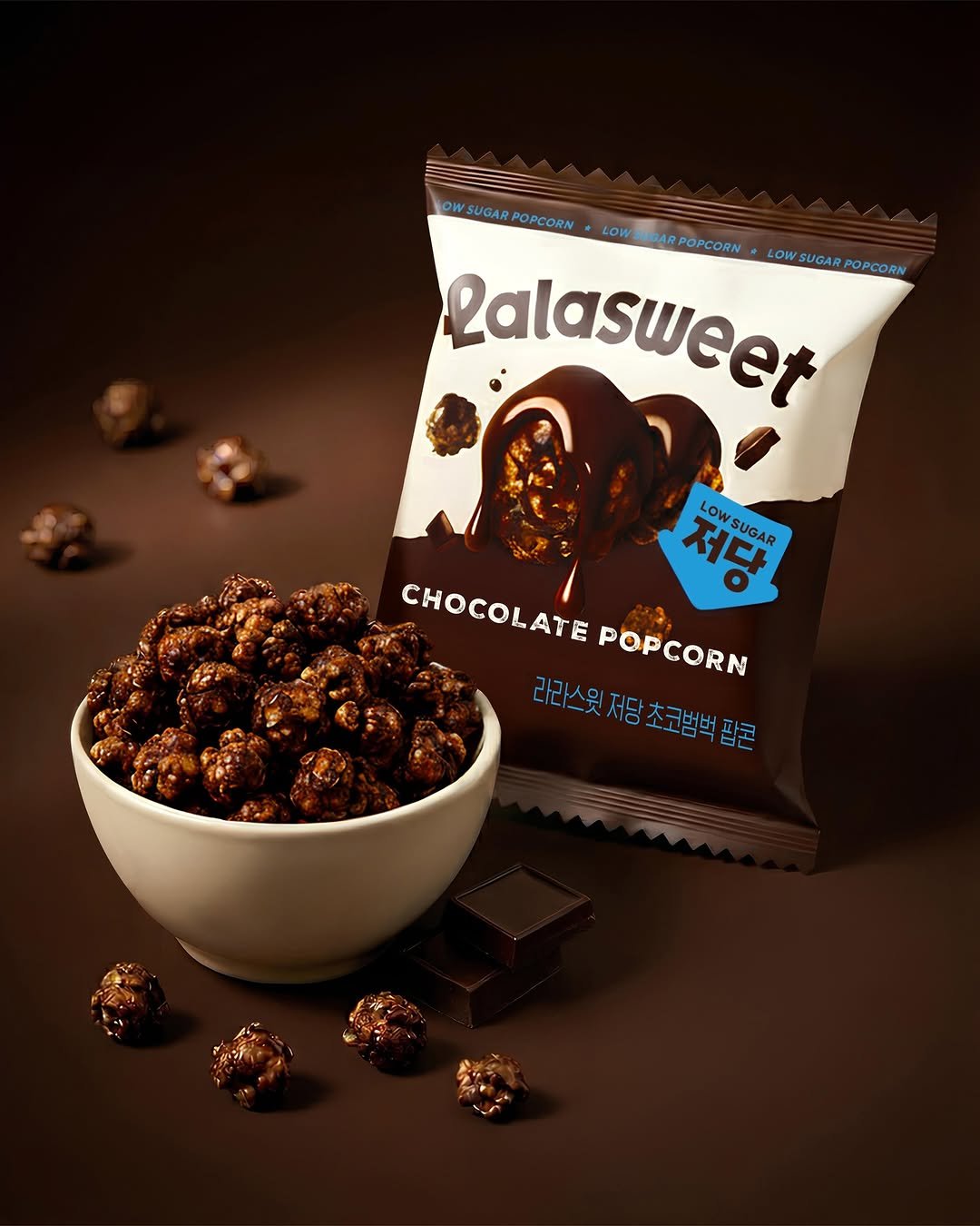 Photo by 라라스윗 on November 26, 2025. May be an image of chocolate bar, popcorn, wafer, granola, cereal and text that says 'OWSUGAR NOWSUGARPOPCORN OWSUGARPOPCORN nAn POPCORN LOW UGAR POPCORN LOWSUGARPOPCORN LOW 2alasweet OWSUGAR UGAR ARPOPCORN 저당 눈있면다세 LOW SUGAR CHOCOLATE POPCORN 라라스윗 저당 초코범벅 라라스윗저당초코범벅팝콘 판국'.