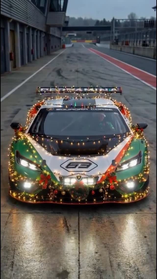 lamborghinisc 게시물 이미지: When the Christmas spirit meets the pit lane...
