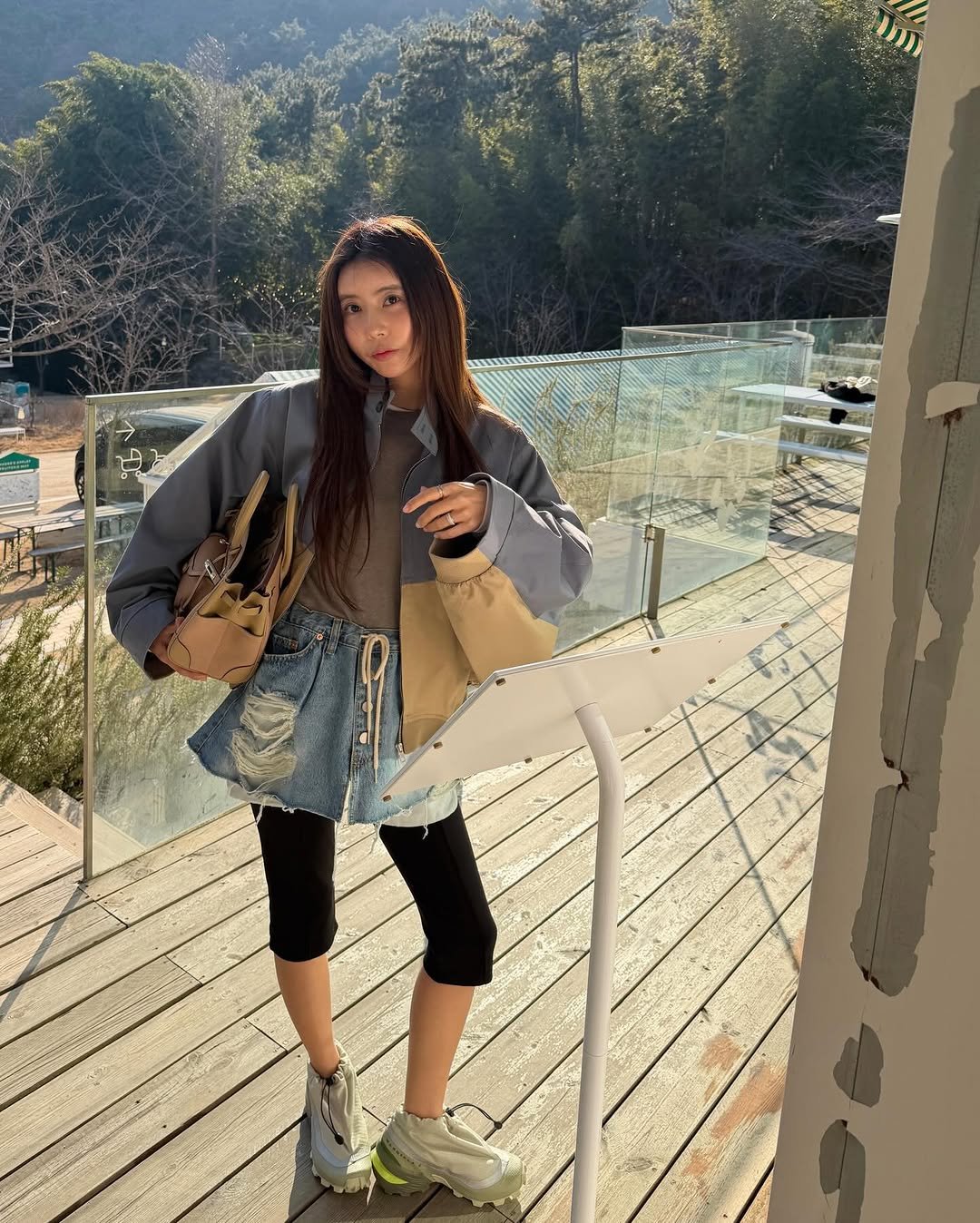 Photo by 라모다 | 무엇이든 최저가 누리 on February 12, 2026. May be an image of parka, outdoors and text.