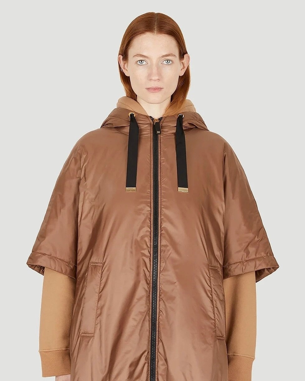 Photo by 라모다 | 무엇이든 최저가 누리 on November 16, 2025. May be an image of goosedown coat, fur coat, raincoat, parka, flight jacket, fleece and text.