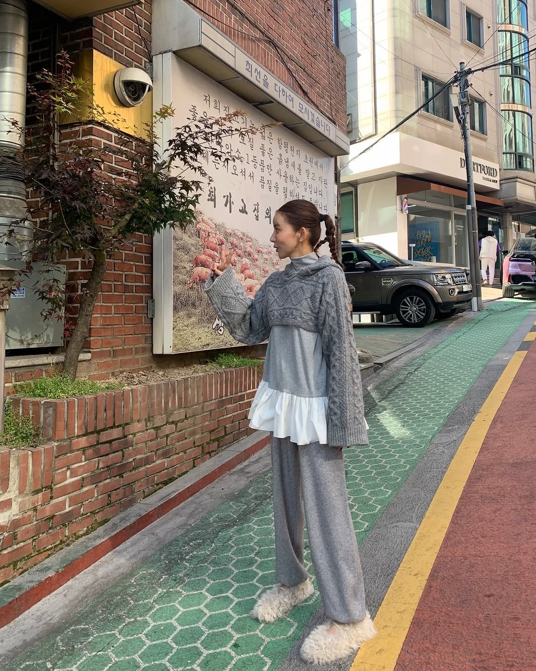 Photo by 라모다 | 무엇이든 최저가 누리 on November 14, 2025. May be an image of duffle coat, overcoat, cornflower, street and text.