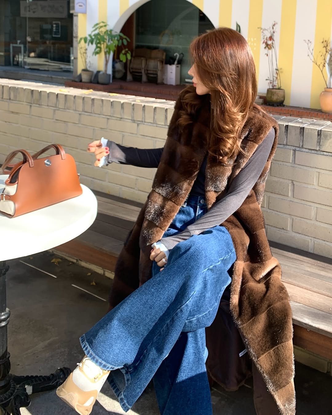 Photo by 라모다 | 무엇이든 최저가 누리 on November 15, 2025. May be an image of sable coat, duffle coat, overcoat, parka, vest, cornflower and text.