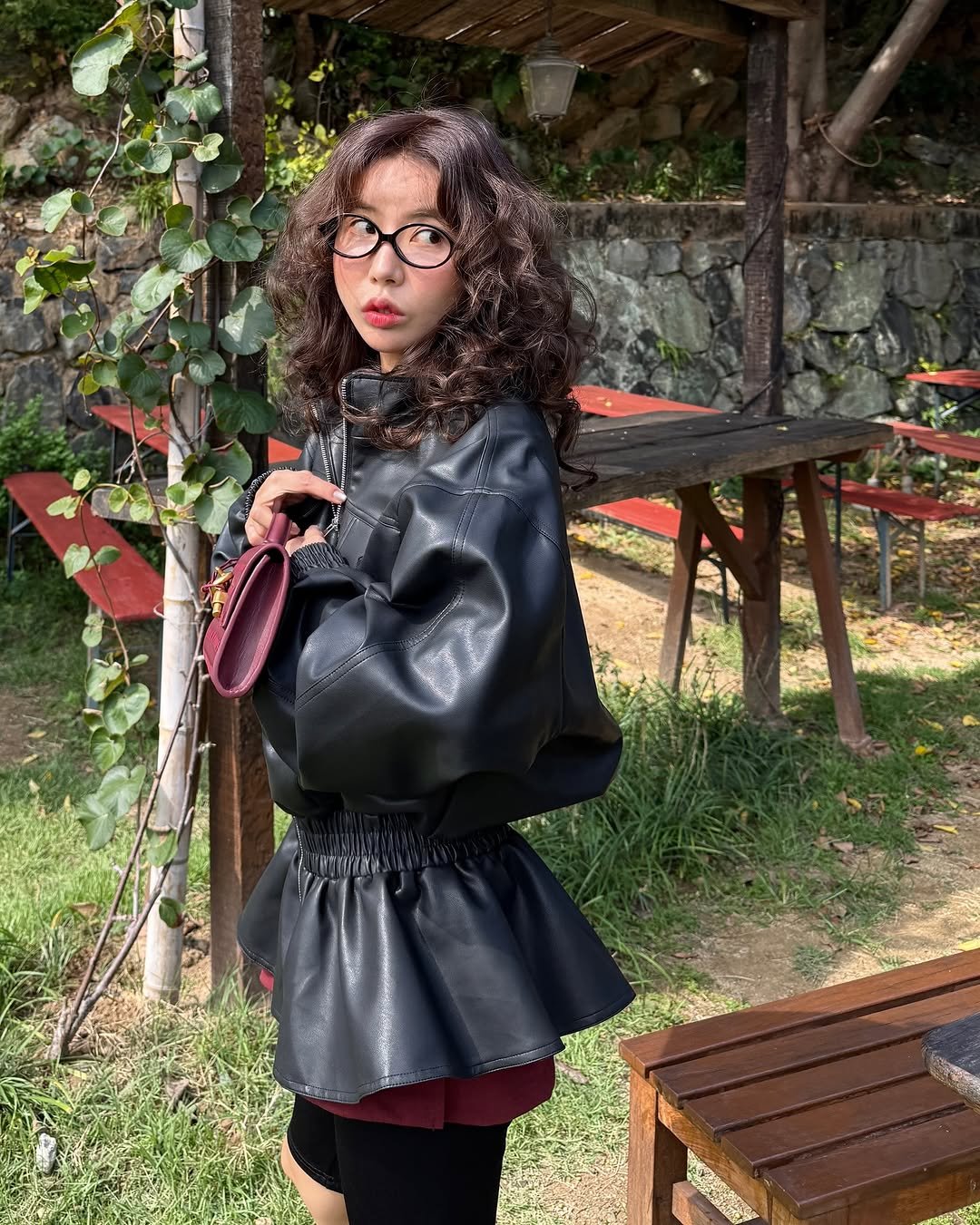 Photo by 라모다 | 무엇이든 최저가 누리 on September 28, 2025. May be an image of 1 person, leather, raincoat, parka, overskirt and text.