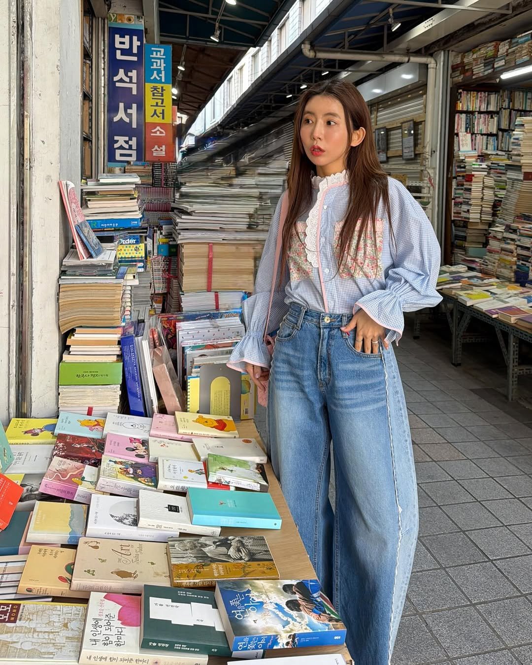 Photo by 라모다 | 무엇이든 최저가 누리 on February 19, 2026. May be an image of book, newsstand and text.