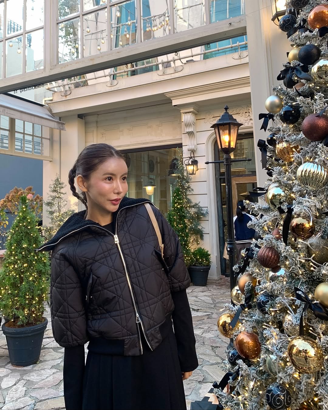 Photo by 라모다 | 무엇이든 최저가 누리 on November 14, 2025. May be an image of christmas tree, parka, flight jacket and text.