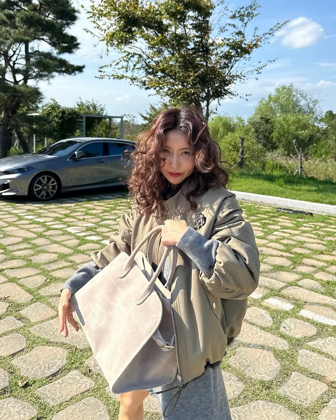 Photo by 라모다 | 무엇이든 최저가 누리 on September 27, 2025. May be an image of 1 person, hair, duffle coat, parka, outdoors and text.