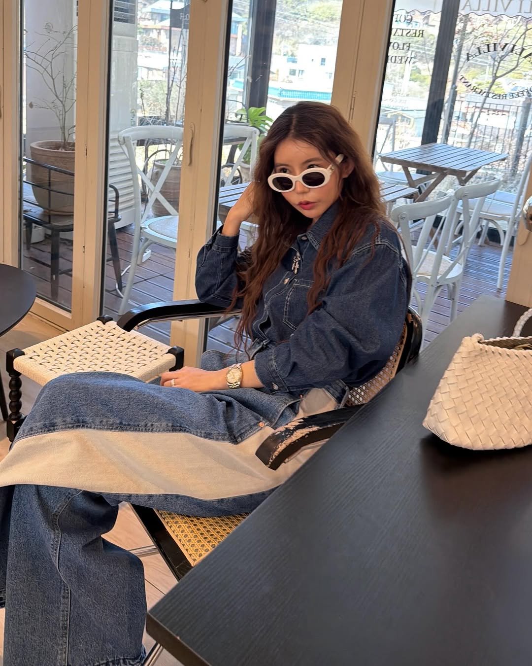 Photo by 라모다 | 무엇이든 최저가 누리 on February 15, 2026. May be an image of eyeglasses, cornflower and text.