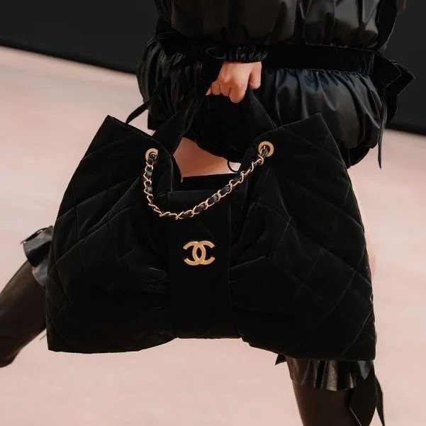 Photo by 라모다 | 무엇이든 최저가 누리 on November 15, 2025. May be an image of leather, purse and text.