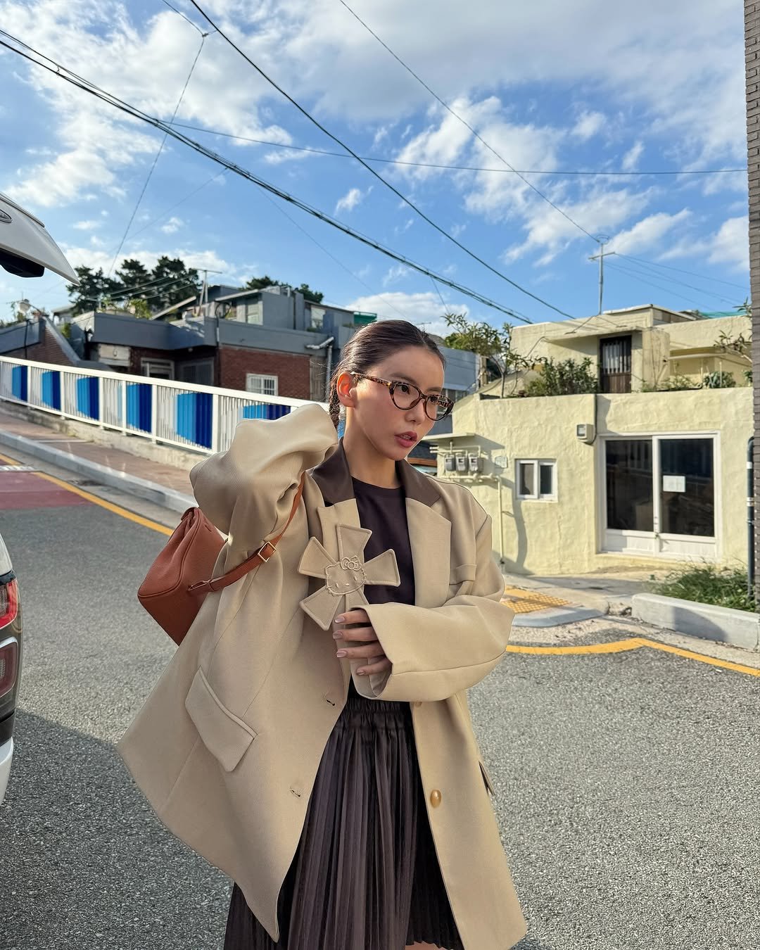 Photo by 라모다 | 무엇이든 최저가 누리 on September 23, 2025. May be an image of 1 person, duffle coat, eyewear, overcoat, jacket and text.