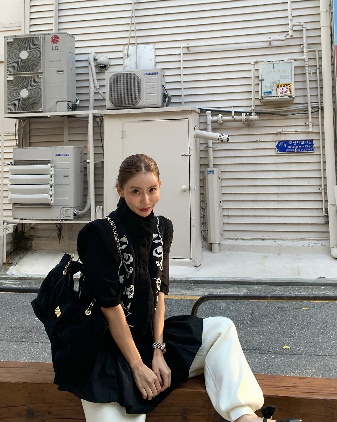 Photo by 라모다 | 무엇이든 최저가 누리 on November 17, 2025. May be an image of turtleneck and text.