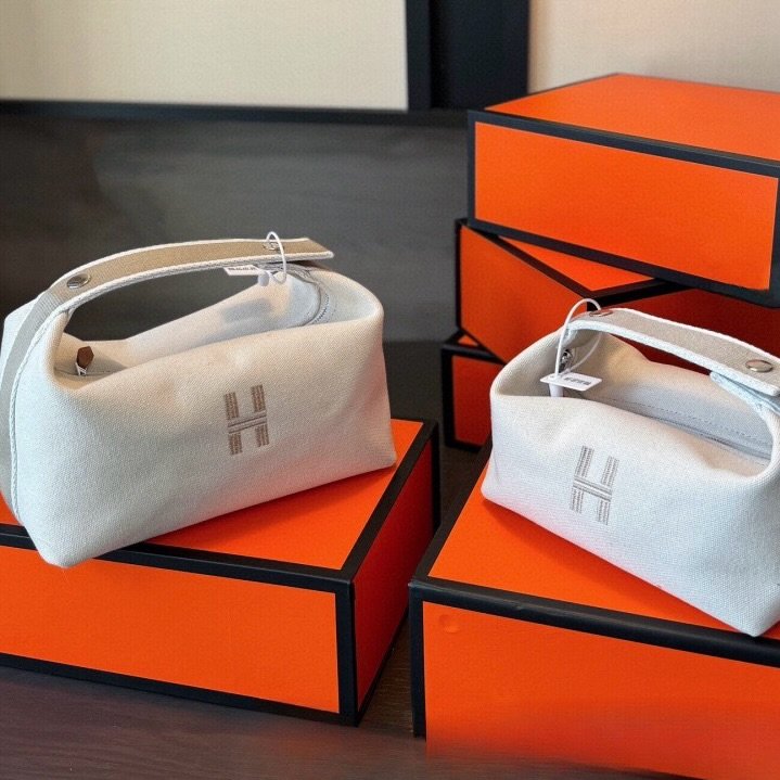 Photo by 라모다 | 무엇이든 최저가 누리 on December 24, 2025. May be an image of purse and text that says '- ተስም H IE'.