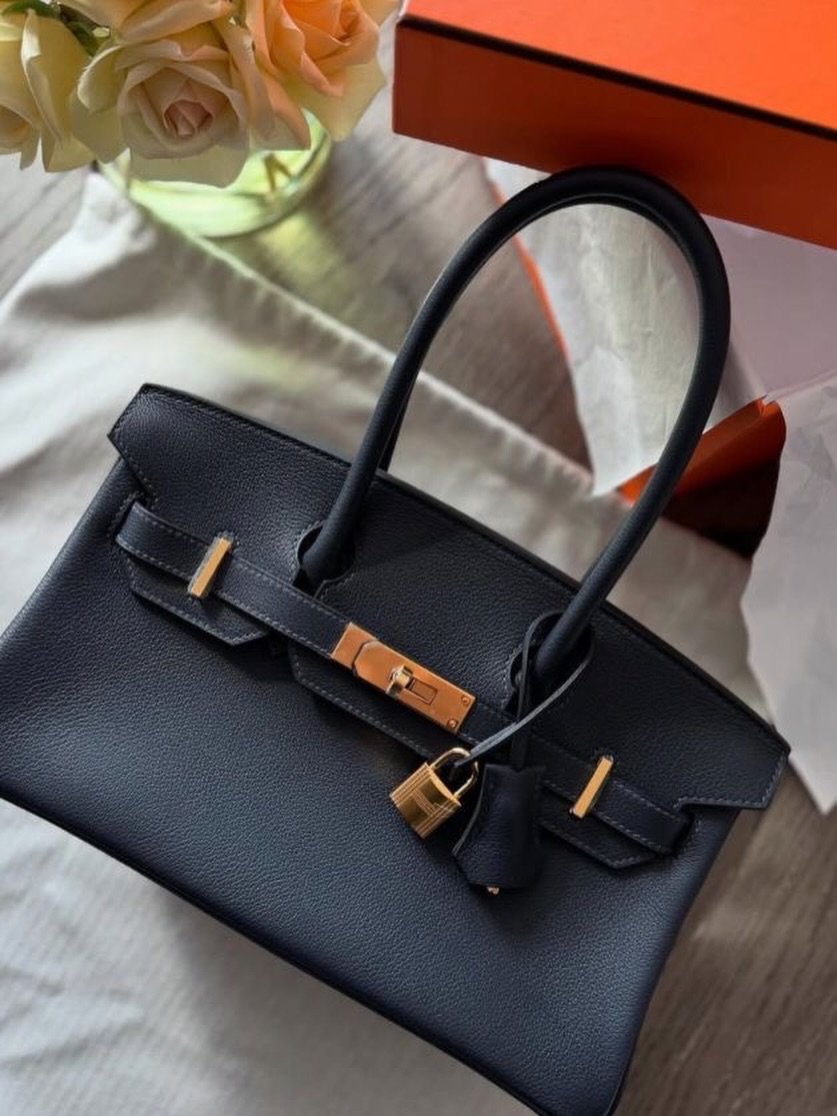 Photo by 라모다 | 무엇이든 최저가 누리 on December 21, 2025. May be an image of purse and text.