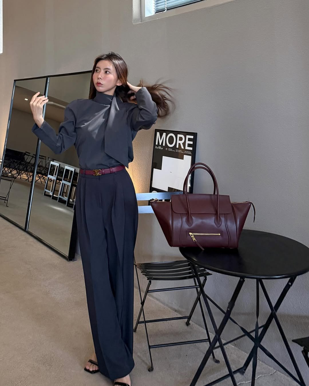 Photo by 라모다 | 무엇이든 최저가 누리 on February 21, 2026. May be an image of saddle-stitched leather, leather, suit and text.