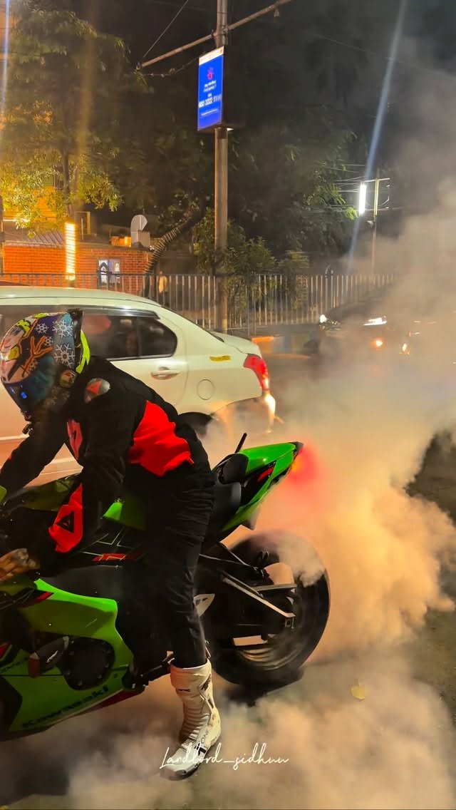 landlord_sidhuu 게시물 이미지: Kawasaki ZX10r BURNOUT 🔥 .
.
#trending...