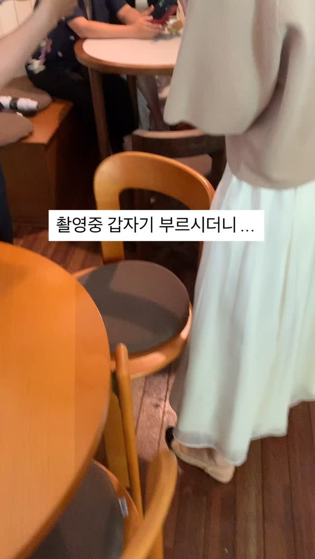 lanette__ 게시물 이미지: 나가려던 찰나에 고객님께서
저희 옷 예쁘다고 물어봐 주셨어요 ...🩵
고객님도...