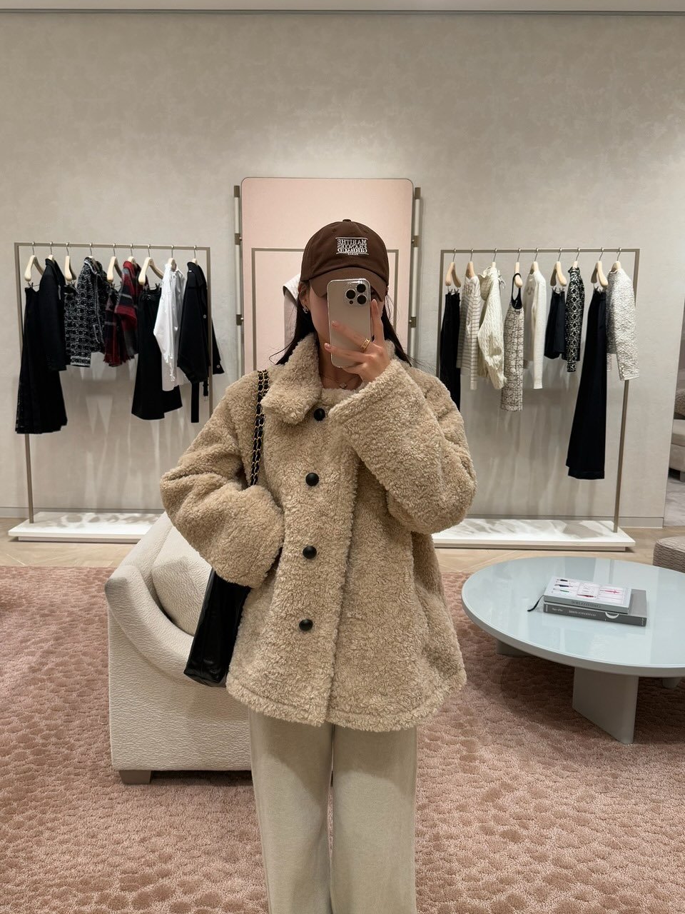 Photo by 라네뜨 Lanette | 라이브방송 on October 23, 2025. May be an image of duffle coat, sable coat, overcoat and goosedown coat.