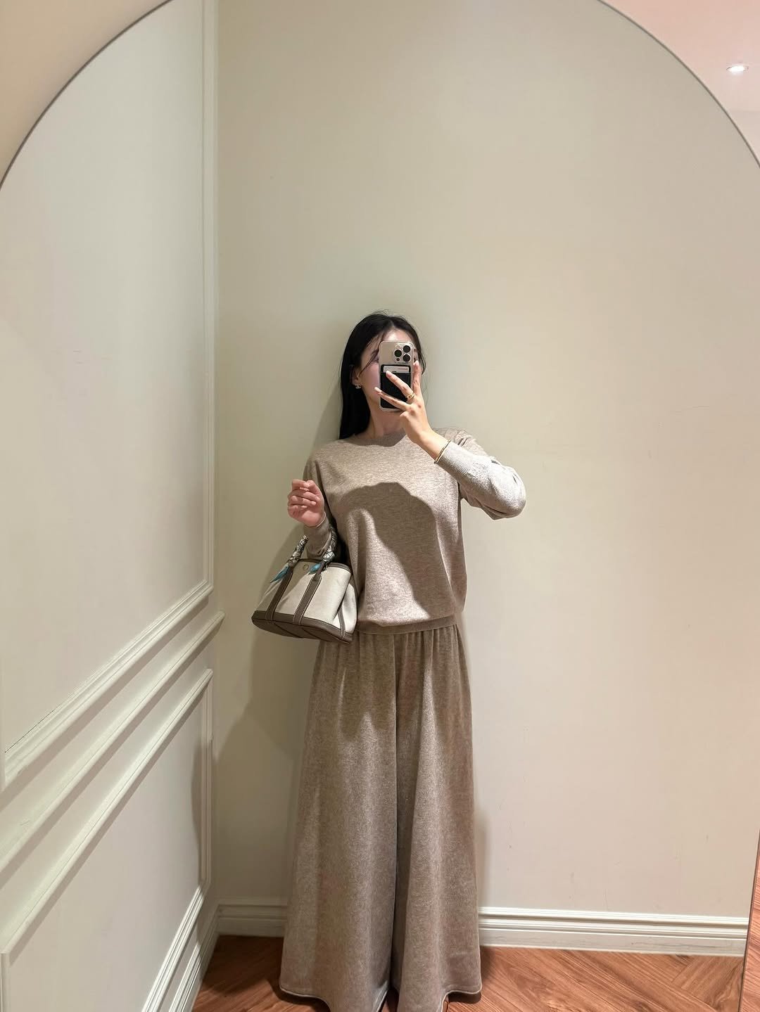 Photo by 라네뜨 Lanette | 라이브방송 on October 22, 2025. May be an image of headscarf.