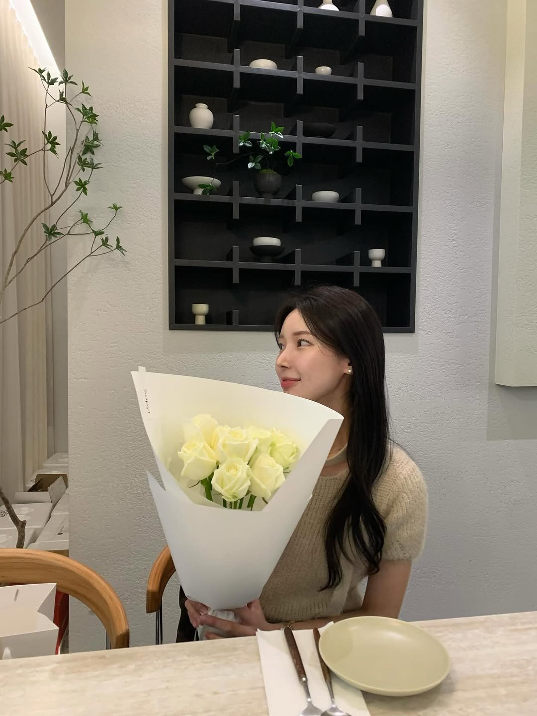 Photo by 라네뜨 Lanette | 라이브방송 on February 06, 2026. May be an image of bouquet, flower arrangement, prairie gentian, baby's-breath, peony, white lily, rose and text.