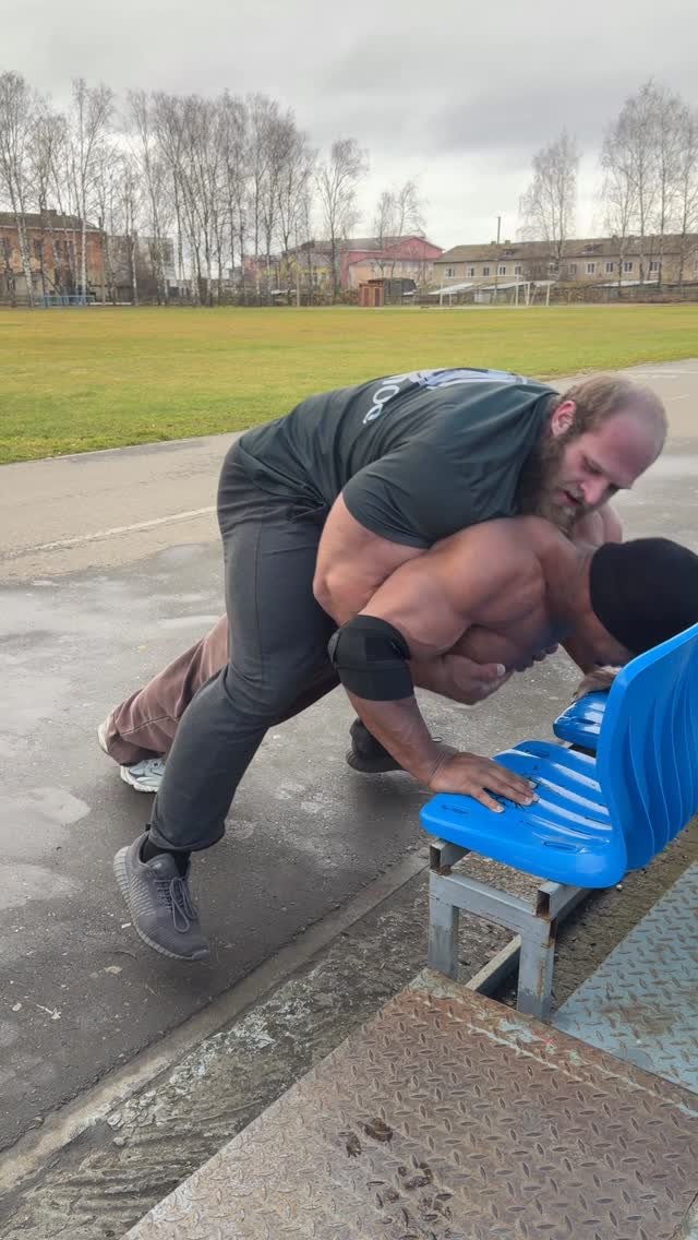 larrywheels 게시물 이미지: 150kg/330lb added weight with push ups....