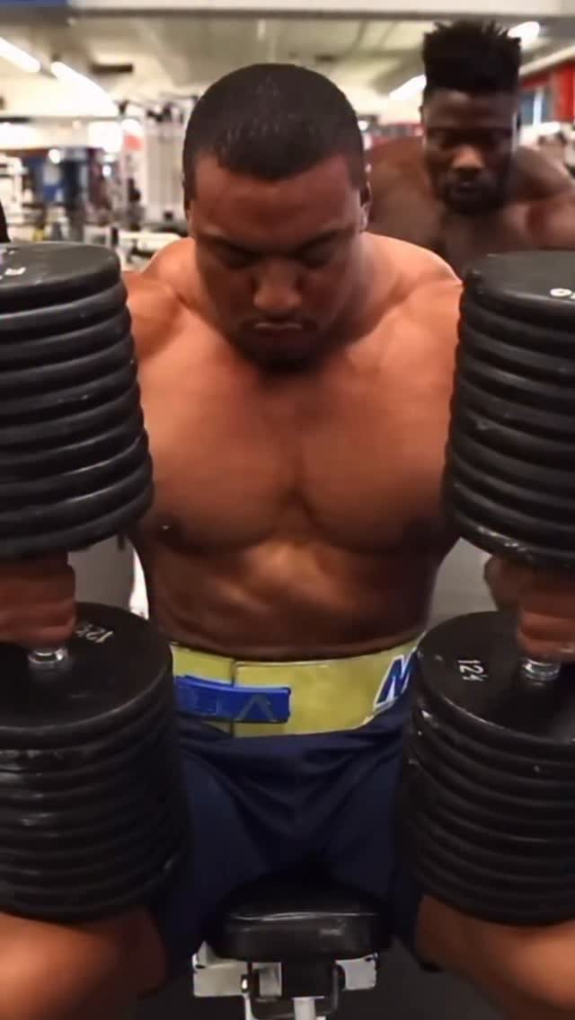 larrywheels 게시물 이미지: 500 POUND INCLINE PRESS 💪🏽