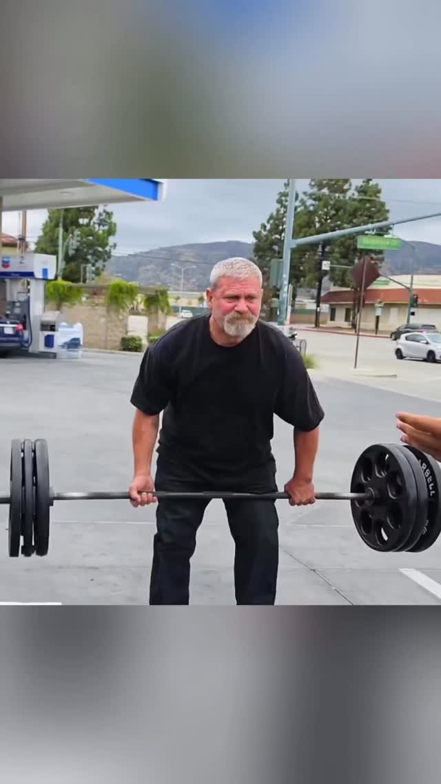 larrywheels 게시물 이미지: Older guy deadlifts 315lbs with a broken knee...