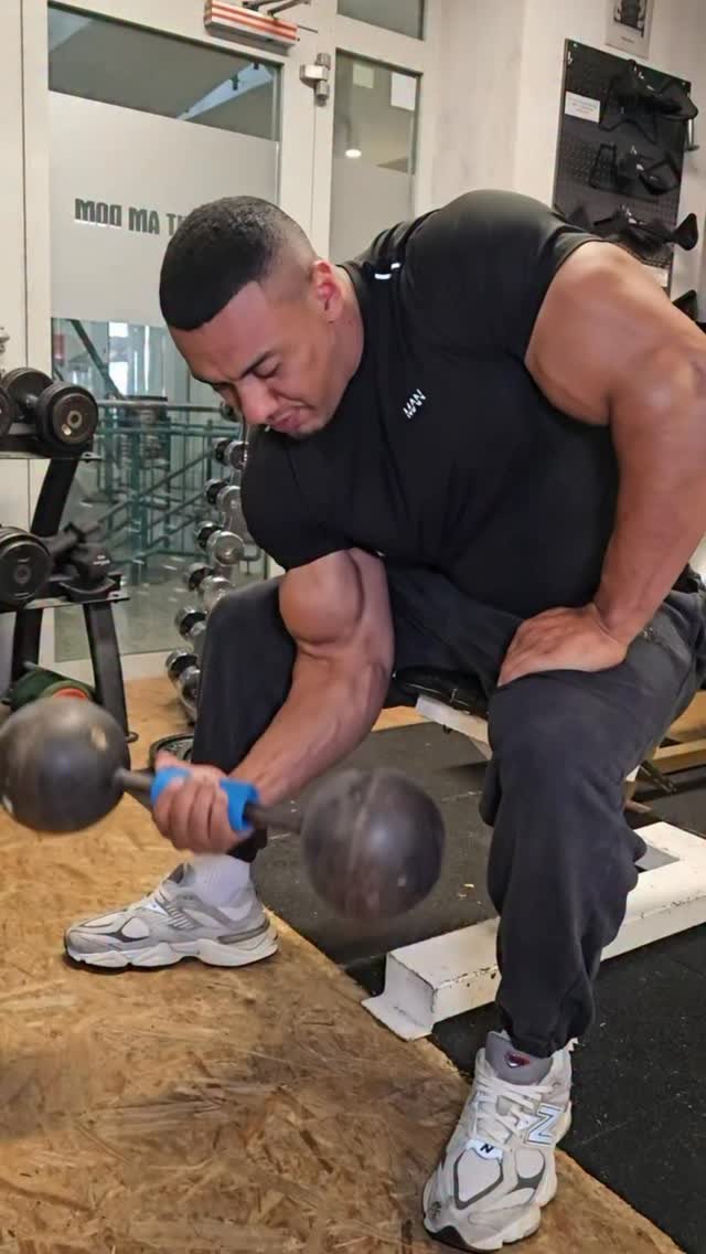 larrywheels 게시물 이미지: Iso curls at my favorite gym in Germany...