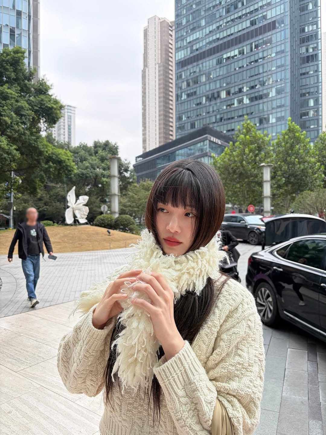 Photo by 박규영 on October 26, 2025. May be an image of overcoat, duffle coat, sable coat, goosedown coat, parka, turtleneck and text.