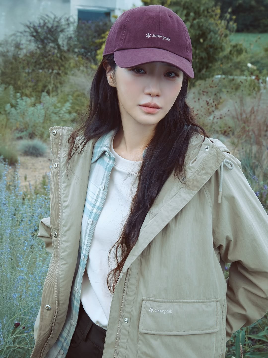 Photo by 박규영 on September 27, 2025. May be an image of 1 person, goosedown coat, hat, duffle coat, raincoat, parka, flight jacket, outdoors and text.