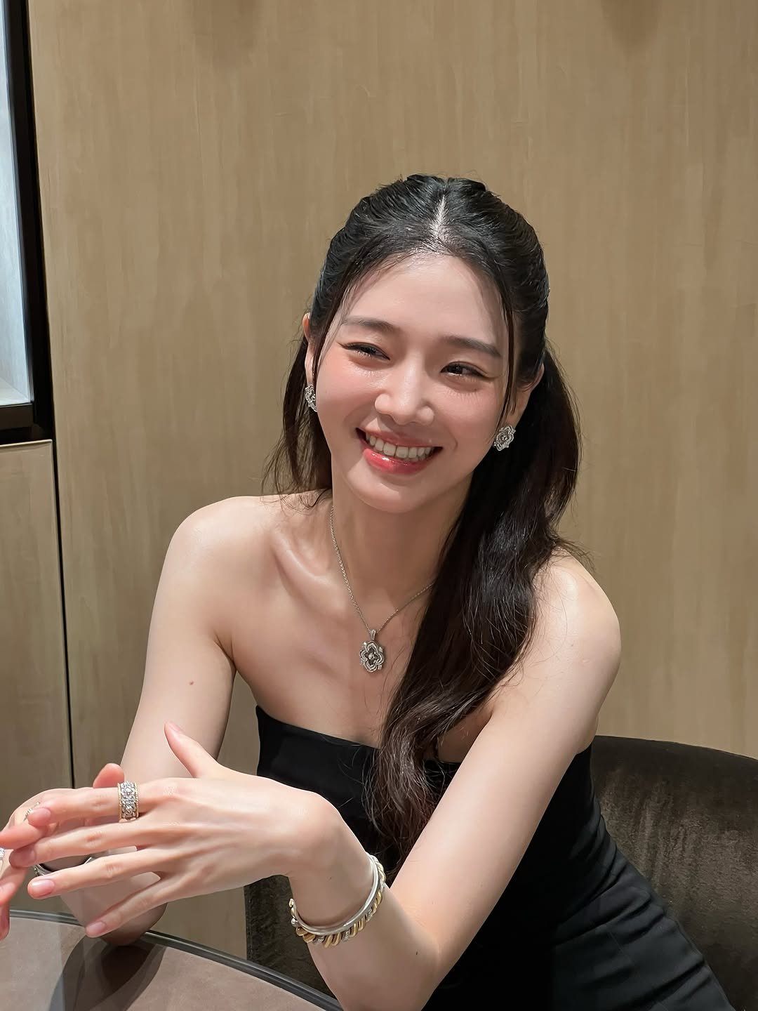Photo shared by 박규영 on September 26, 2025 tagging @buccellatimilan. May be an image of 1 person, hair, jewelry and text.