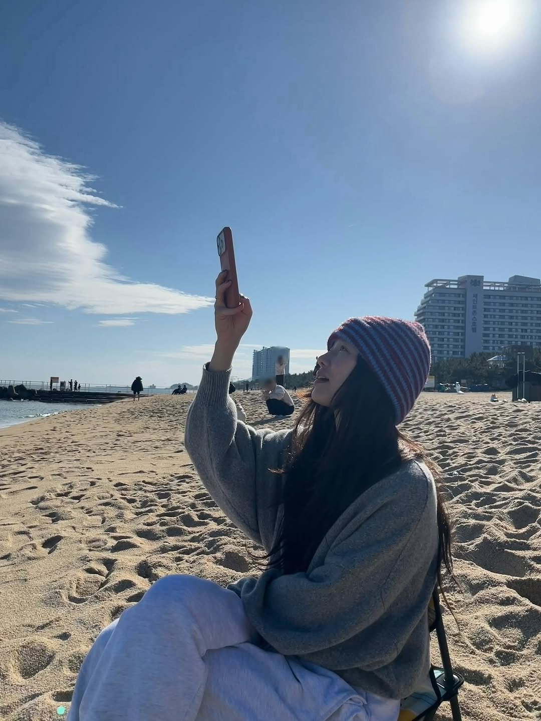 Photo by 박규영 on November 16, 2025. May be an image of phone, beach, ocean and text.