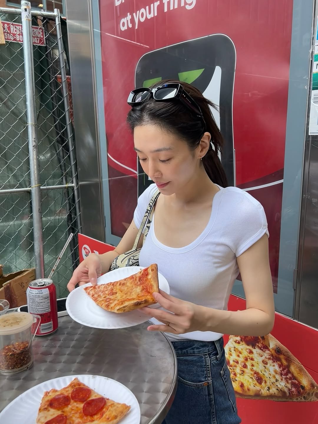 Photo by 박규영 on July 06, 2025. May be an image of 1 person, pizza and text that says 'RENT 516-80 atyour שיווו 2な'.