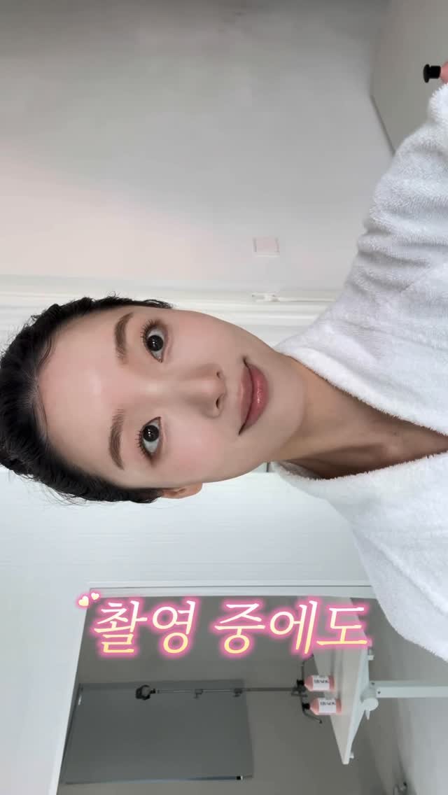 lavse_beauty 게시물 이미지: 흐릿했던 입술 라인,
고르지 않았던 톤.

1차 시술로
경계는 정리하고
자연스러운...