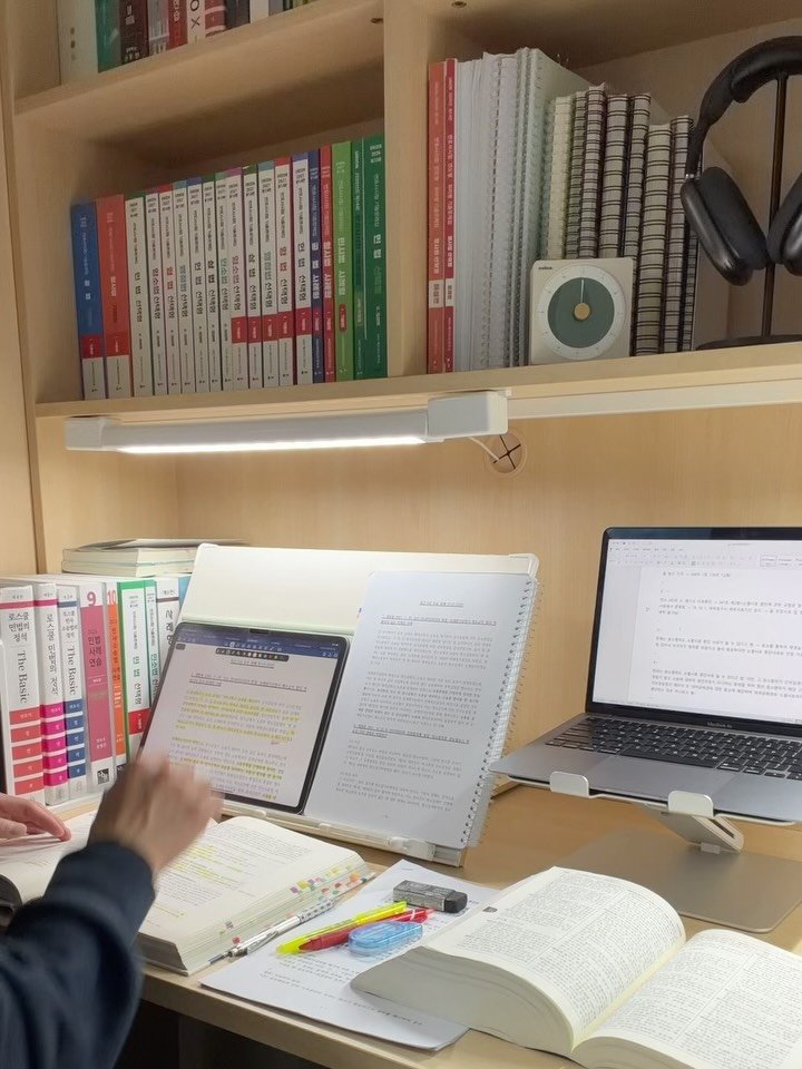 law.oo_ 게시물 이미지: 1. 수업 시간에 문제를 풀고, 강평 자료와 교재를 통해 곧바로 복습을 하는...