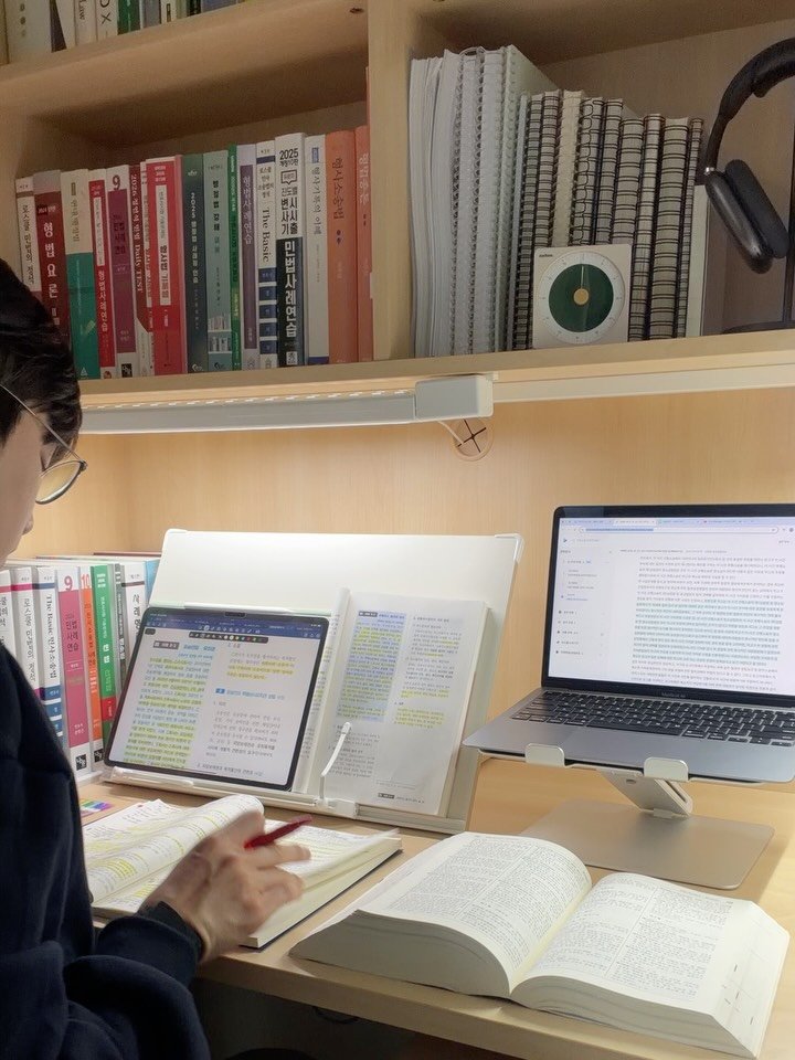 law.oo_ 게시물 이미지: 1. 새 학기가 시작되면서 새로 이사 온 기숙사에서 적응해 나가고 있다
2. 정신이...