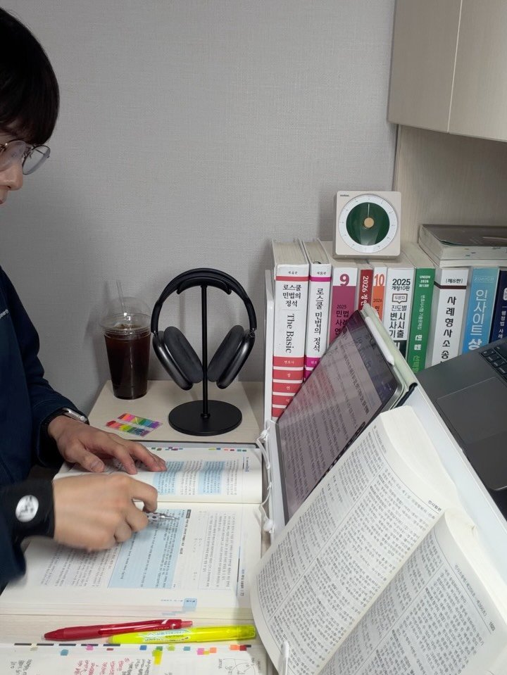 law.oo_ 게시물 이미지: 1. 이번 달의 시작도 큰 변화 없이, 늘 해오던 루틴대로 한 주를 보냈다
2....