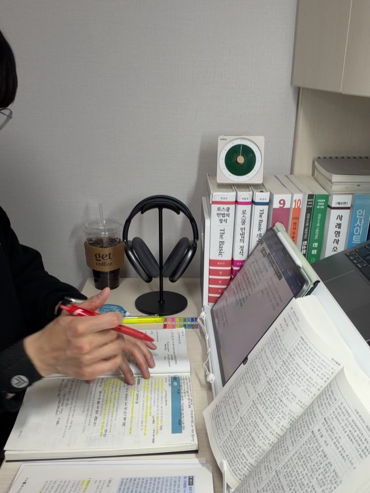 law.oo_ 게시물 이미지: 1. 어느덧 3월이 되어 방학의 마지막 주를 정리하며 새 학기를 준비하고 있다
2....