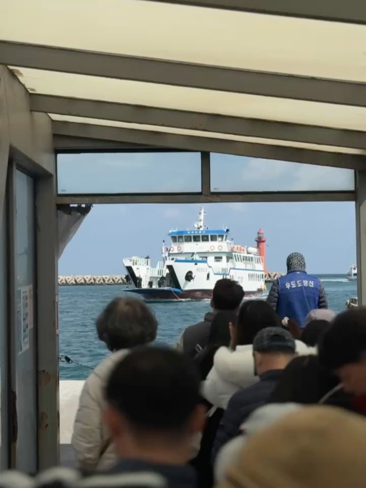 lazymama_liz 게시물 이미지: 우도 올레길 끝자락에 서빈백사라 불리는 산호해변이 있다. 그 곳에서 마주친 한 중년...