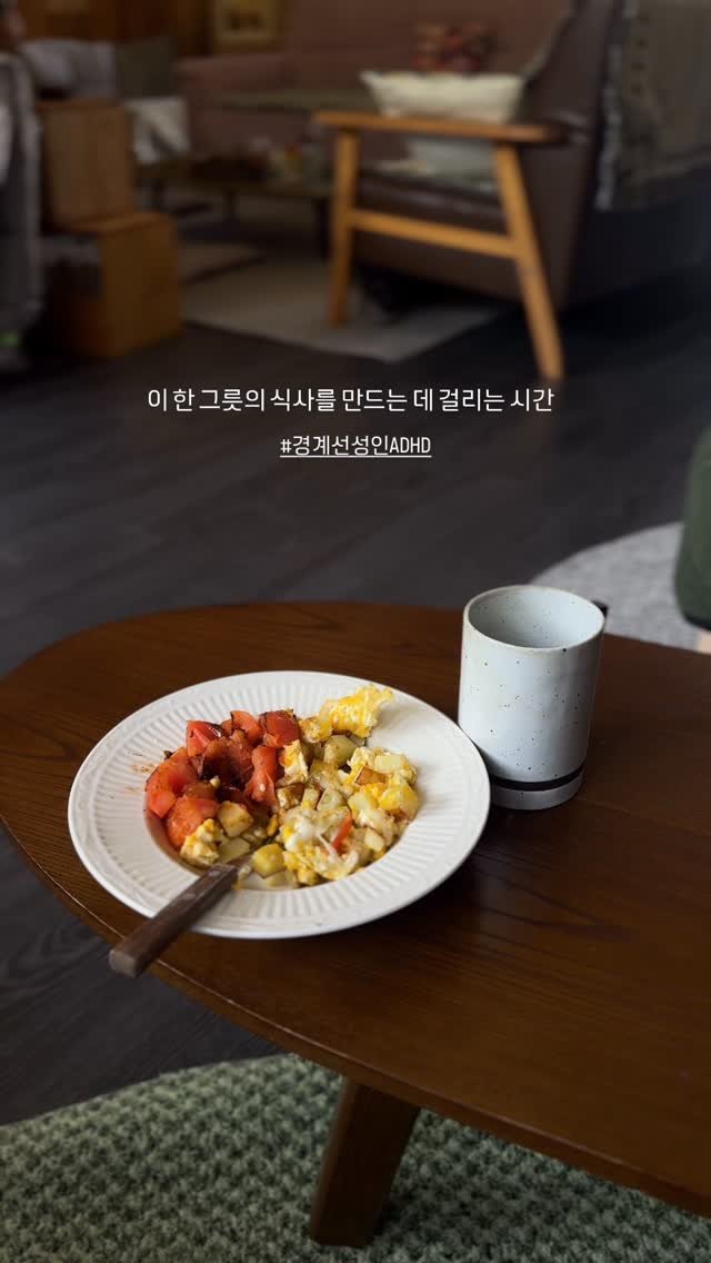 lazymama_liz 게시물 이미지: 배가고파 계란 후라이나 하나 해 먹을까 하다가, 
싹이 나 있는 감자가 눈에 띄여...