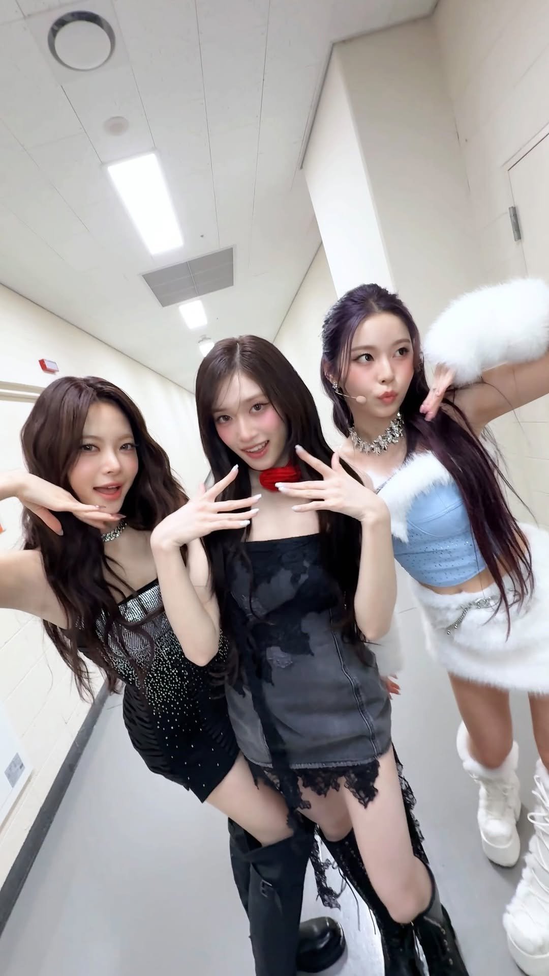 le_sserafim 게시물 이미지: 𝑃𝑟𝑒𝑡𝑡𝑦 𝐺𝑖𝑟𝑙𝑠 🖤🥀🩵

#이서 #규진 #홍은채