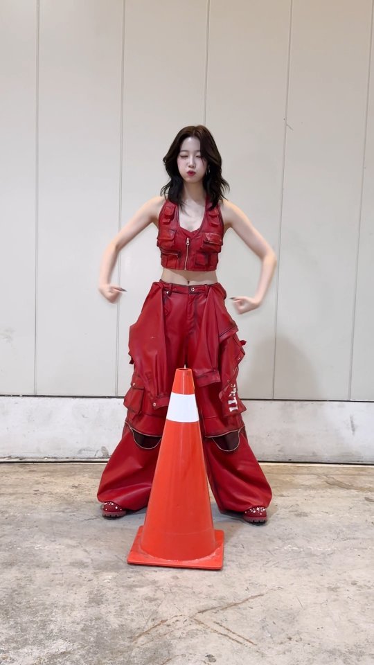 le_sserafim 게시물 이미지: 숙련된 조교의 시범입니다 
⚠️따라하지 마시오⚠️